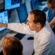 Prof. Dr. Hendrik Wolff mit Mitarbeiterinnen am Monitor zur Überwachung des Elekta Evo bei Life Beam
