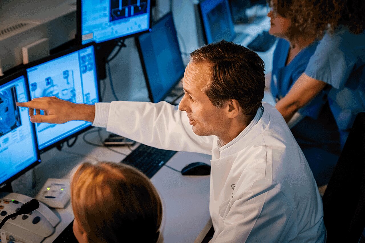 Life-Beam-am-Monitor-Prof-Dr-Hendrik-Wolff Prof. Dr. Hendrik Wolff mit Mitarbeiterinnen am Monitor zur Überwachung des Elekta Evo bei Life Beam